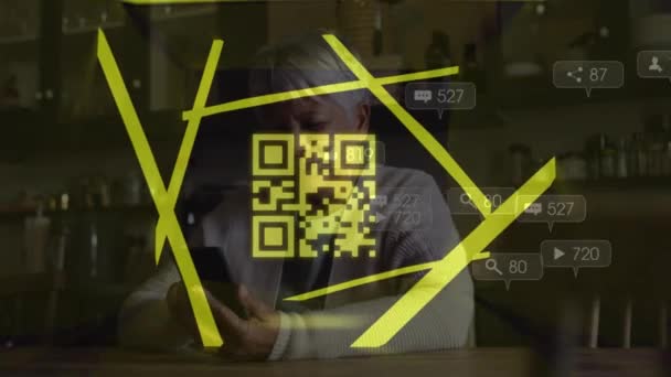 Анимирование Кода Над Женщиной Помощью Смартфона Глобальная Цифровая Безопасность Идентичность — стоковое видео