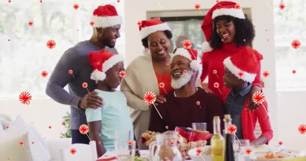 Animación Candys Cayendo Sobre Feliz Familia Afroamericana Durante Cena Navidad — Vídeo de stock