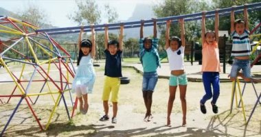 Çocuk parkında oynayan farklı çocuklar üzerinde gökkuşağı kalbinin animasyonu. lgbt hakları ve eşitlik kavramı dijital olarak oluşturulmuş video.