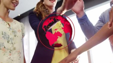 Çeşitli iş adamlarının el ele tutuşması sonucu dönen dünyanın animasyonu. iş dünyasında dijital olarak oluşturulan video bağlantıları ve işbirliği.