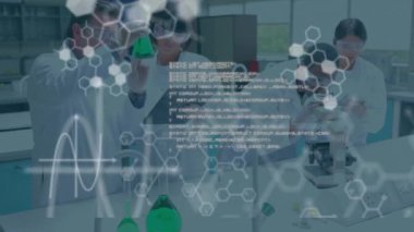 Laboratuvardaki bir grup bilim adamının bilimsel veri işleme animasyonu. küresel bilim, bağlantılar, veri işleme ve dijital arayüz kavramı dijital olarak oluşturulmuş video.