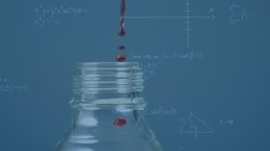 Matematiksel denklemlerin sıvının şişeye düşmesi üzerine animasyonu. küresel eğitim, bilim, dijital arayüz ve dijital olarak üretilen video konsepti.