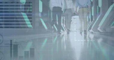 Modern ofiste yürüyen çeşitli iş adamları üzerinde finansal veri işleme animasyonu. küresel iş, finans, bağlantılar ve dijital arayüz konsepti dijital olarak oluşturulmuş video.
