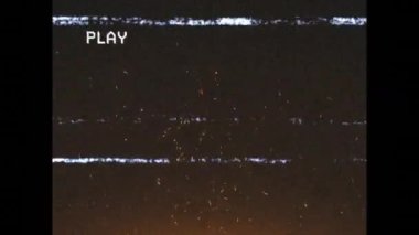 Parazit ve siyah arka planda kıvılcımlar. küresel bilim, veri işleme, bağlantılar ve dijital arayüz konsepti dijital olarak oluşturulmuş video.