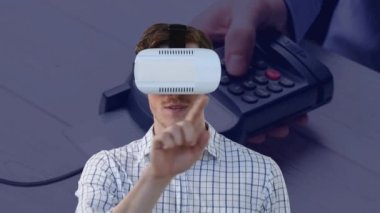 Arka plandaki ödeme terminalinde VR kulaklık takan beyaz adamın animasyonu. küresel finans, para ve nakit ödeme yok güvenlik konsepti dijital olarak oluşturulmuş video.