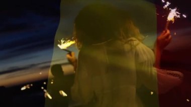 Sahilde eğlenen bir grup arkadaş üzerine Belçika bayrağı sallamanın animasyonu. seyahat, tatiller, vatanseverlik ve dijital olarak üretilen video konsepti.