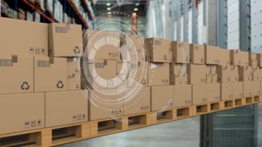 Arkaplandaki taşıma bandındaki karton kutuların üzerinden geçen istatistiklerin canlandırması. küresel gönderim ve bağlantılar konsepti dijital olarak oluşturulmuş video.