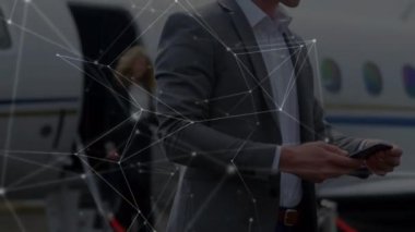 Uçaktan inen çeşitli iş adamları üzerinden bağlantılar ve bulutların animasyonu. küresel bağlantılar, veri işleme ve dijital arayüz konsepti dijital olarak oluşturulmuş video.