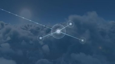 Arka plandaki bulutların üzerindeki bağlantı ağının animasyonu. küresel bağlantılar, veri işleme ve dijital arayüz konsepti dijital olarak oluşturulmuş video.