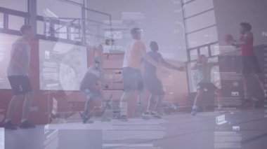 Çeşitli erkek basketbol oyuncuları üzerinde finansal veri işleme animasyonu. spor, bağlantılar ve dijital arayüz konsepti dijital olarak oluşturulmuş video.