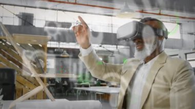 VR kulaklık takan Afrikalı Amerikalı bir adamın sosyal medya simgelerinin ve veri işleme programının animasyonu. küresel dijital arayüz, teknoloji ve sosyal medya konsepti dijital olarak oluşturulmuş video.