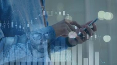 Akıllı telefon kullanan beyaz adamın finansal veri işleme animasyonu. küresel iş, veri işleme ve dijital arayüz konsepti dijital olarak oluşturulmuş video.