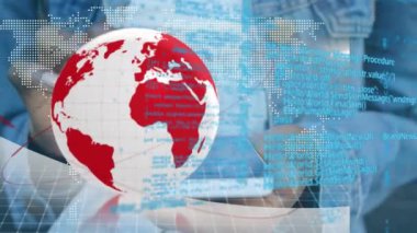 Akıllı telefon kullanan Afro-Amerikan bir kadının veri işleme ve küresinin animasyonu. küresel iletişim, veri paylaşımı ve dijital arayüz kavramı, dijital olarak oluşturulmuş video.