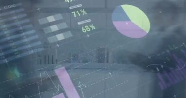Modern ofiste yürüyen çeşitli iş adamları üzerinde finansal veri işleme animasyonu. küresel iş, finans, bağlantılar ve dijital arayüz konsepti dijital olarak oluşturulmuş video.