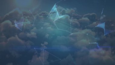 Arka plandaki bulutlar üzerinde dünya ile bağlantı ağının animasyonu. küresel bağlantılar, veri işleme ve dijital arayüz konsepti dijital olarak oluşturulmuş video.