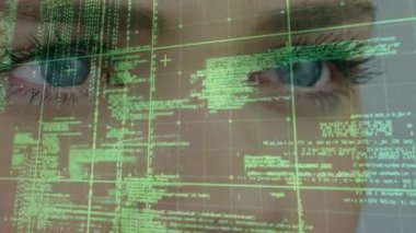 Beyaz kadın üzerinde veri işleme animasyonu. küresel veri işleme, hesaplama ve dijital arayüz kavramı dijital olarak oluşturulmuş video.