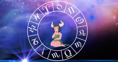 Yıldızların üzerinde mavi ile mor arka plan arasında dönen burç çarklı Taurus yıldızının animasyonu. Zodyak işaretleri ve astroloji konsepti dijital olarak oluşturulmuş video.