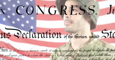 Kafkas askeri ve Amerika Birleşik Devletleri bayrağı üzerine makale metninin animasyonu. Amerikan vatanseverliği ve bağımsızlık kavramı dijital olarak oluşturulmuş video.