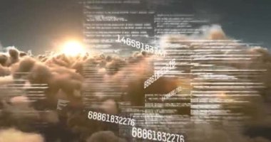 Günbatımı gökyüzünde sayıların ve bilgisayar kodlarının canlandırılması. küresel internet güvenliği, veri işleme, bağlantılar ve dijital arayüz konsepti dijital olarak oluşturulmuş video.
