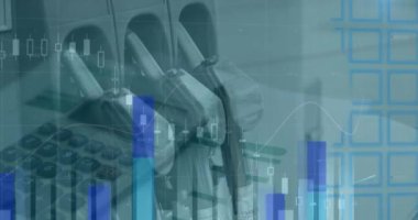 İş adamı petrol dağıtıcısının finansal veri işleme animasyonu. küresel iş, finans, dijital arayüz ve bağlantılar konsepti dijital olarak oluşturulmuş video.