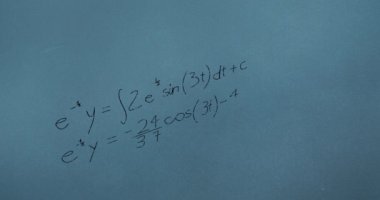 Mavi arkaplan üzerinde matematiksel denklemlerin animasyonu. küresel eğitim, bağlantılar, veri işleme ve teknoloji konsepti dijital olarak oluşturulmuş video.