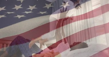 Afro-Amerikan baba ve kızının eğlenmesi üzerine Amerika Birleşik Devletleri bayrağının animasyonu. Amerikan vatanseverliği ve bağımsızlık kavramı dijital olarak oluşturulmuş video.