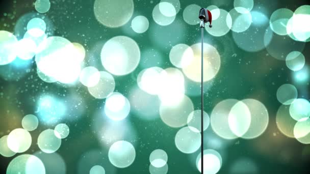 サンタの帽子でマイクの上に雪の落下や光スポットのアニメーション クリスマス 伝統とお祝いのコンセプトデジタルで生成されたビデオ — ストック動画