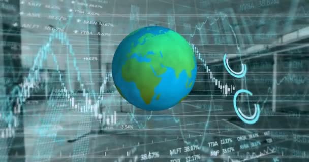 Weltkugel Ikone Über Börse Und Finanzdatenverarbeitung Gegen Leeres Büro Weltwirtschaft — Stockvideo
