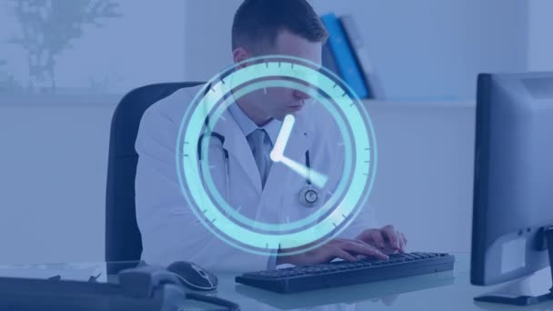 時計のアニメーションは コンピュータを使用して男性医師の上を高速で移動します 世界的な医療 データ処理の概念デジタルで生成されたビデオ — ストック動画