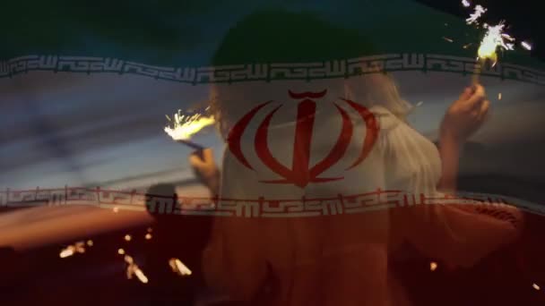 Animazione Sventolare Bandiera Iran Gruppo Amici Che Divertono Sulla Spiaggia — Video Stock