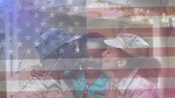 娘とアメリカの旗を持つ多様な兵士の幸せなベテランの一日のテキストのアニメーション 愛国心とお祝いのコンセプトをデジタルで — ストック動画