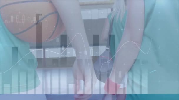 Animering Finansiella Data Bearbetning Över Olika Kvinnliga Basketspelare Gym Global — Stockvideo