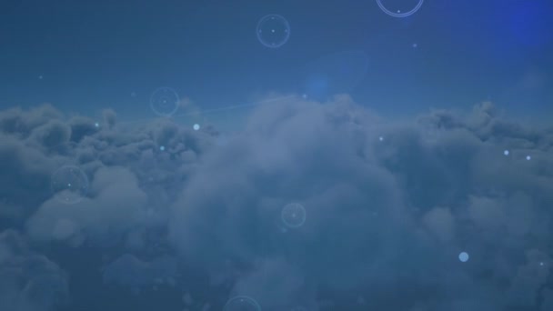 Animation Des Netzwerks Von Verbindungen Über Wolken Hintergrund Globale Verbindungen — Stockvideo