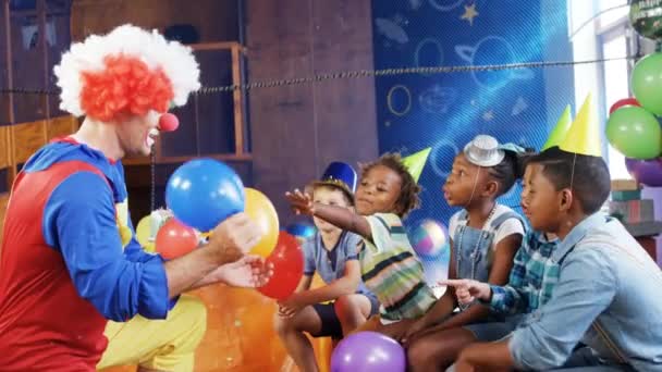 Анімація Конфетті Падає Над Клоуном Граючи Повітряними Кулями Дитячій Вечірці — стокове відео
