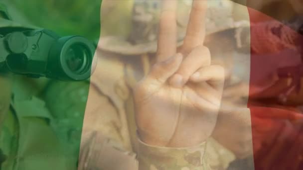 Animation Der Flagge Eines Italienischen Soldaten Mit Waffe Globaler Patriotismus — Stockvideo