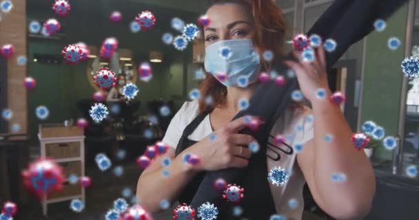 Animation Cellules Coronavirus Sur Coiffeuse Caucasienne Portant Masque Facial Coiffure — Video