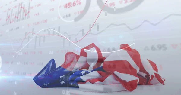 Das Bild Der Finanzdatenverarbeitung Mit Fallender Amerikanischer Flagge Digitale Schnittstelle — Stockfoto