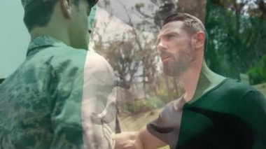 Kafkas askerlerinin üzerinde sallanan Nijerya bayrağının animasyonu. Silahlı kuvvetler, kamu savunması, vatanseverlik ve bağımsızlık kavramı dijital olarak oluşturulmuş video.