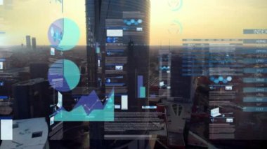 Şehir manzarası üzerinde istatistik ve veri işleme animasyonu. küresel iş, finans ve veri işleme kavramı dijital olarak oluşturulmuş video.