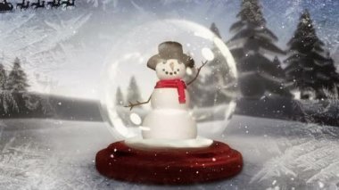 Kar küresi içinde Kar Adam 'ın üstüne düşen Noel Baba' ya karşı kızak içindeki ren geyikleri tarafından çekiliyor. Noel şenliği ve kutlama konsepti