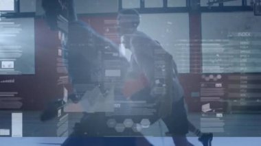 Çeşitli basketbol oyuncuları üzerinde veri işleme animasyonu. global spor, iş, veri işleme ve dijital arayüz konsepti dijital olarak oluşturulmuş video.