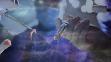 Ameliyathanedeki cerrahlar üzerinden bağlantı ağının animasyonu. Dijital olarak üretilen tıbbi ve sağlık teknolojisi kavramı.