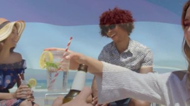 Sahilde eğlenen bir grup arkadaş üzerine Hollanda bayrağı sallamanın animasyonu. seyahat, tatiller, vatanseverlik ve dijital olarak üretilen video konsepti.