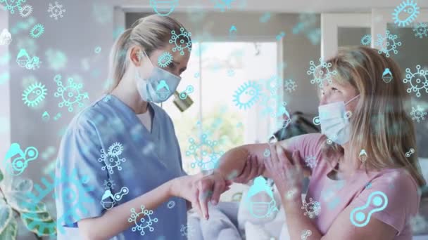 Animasjon Kovide Virusceller Hvite Seniorkvinner Sykepleiere Med Ansiktsmasker Globalt Kovid – stockvideo