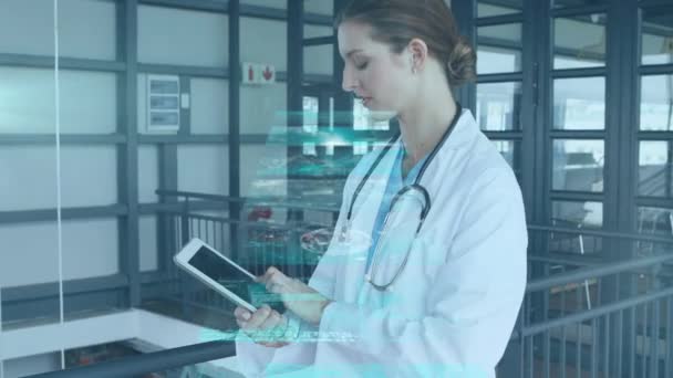 タブレットを使用して女性医師以上のデータを持つ画面のアニメーション 世界中の医療 テクノロジー データ処理 デジタルインターフェースの概念がデジタルで生成されたビデオ — ストック動画