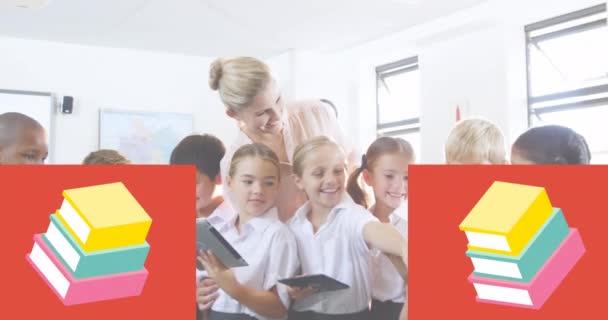 Okul Kitaplarının Mezuniyet Şapkalarının Okul Çocukları Üzerinde Tablet Kırmızı Kareler — Stok video