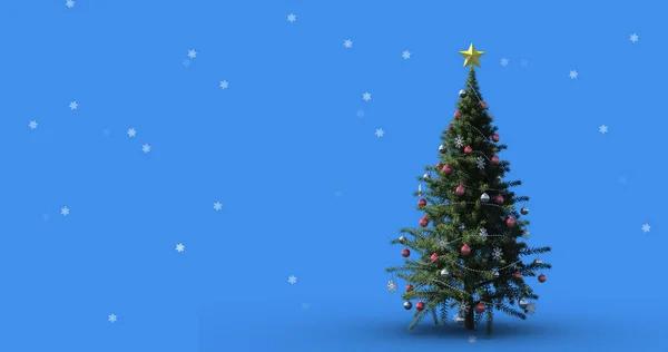 Зображення Снігу Падає Над Ялинкою Синьому Фоні Різдво Зима Традиція — стокове фото