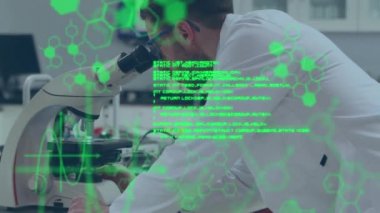 Laboratuvarda çalışan erkek doktor üzerinde veri işleme ve moleküllerin animasyonu