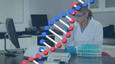 Laboratuvarda çalışan kadın doktorun üzerinde dönen DNA iplikçikleri.