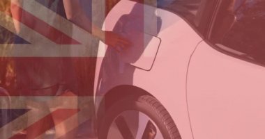 Büyük Britanya bayrağı, elektrikli arabayı şarj eden kadının üstünde. Elektrikli araba, yeşil enerji, eko güç, sürdürülebilirlik ve CO2 azaltımı için her şarj istasyonu.